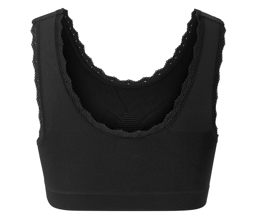 Detailní pohled na černou sportovní podprsenku s krajkovým lemem.