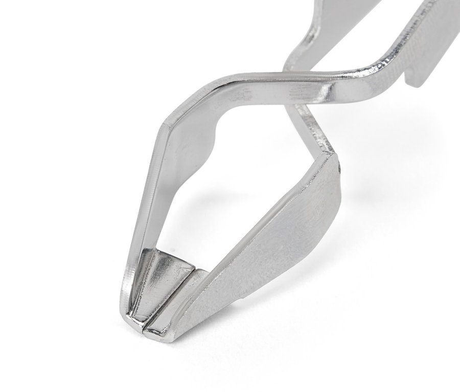 Detailní záběr kleští na odstraňování klíšťat u zvířat s LED světlem.