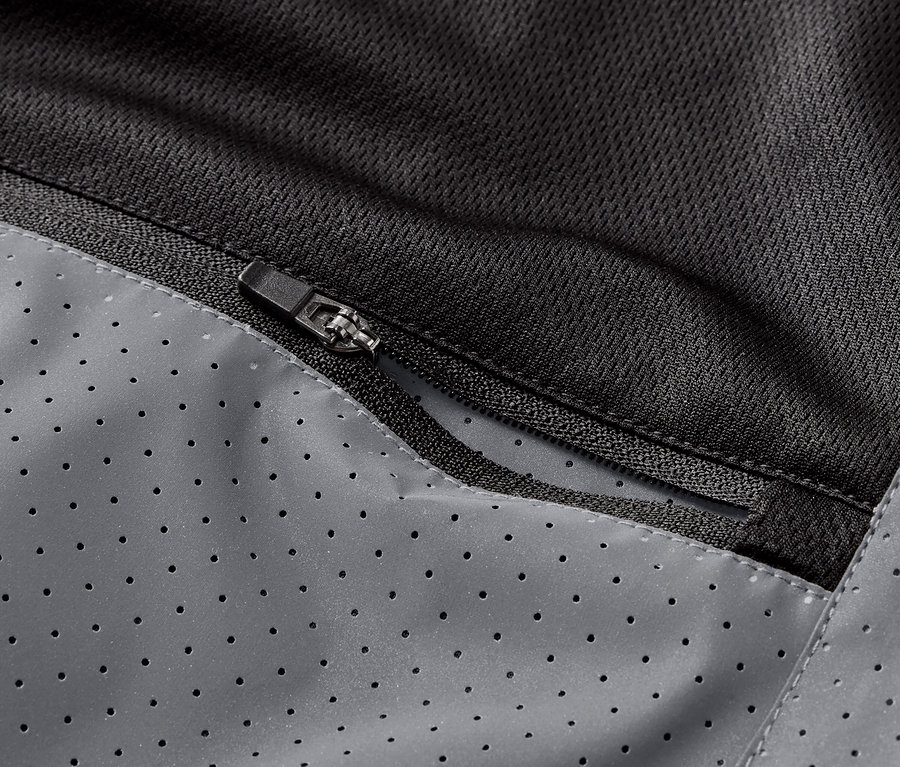 Detailní pohled na zip u reflexní běžecké vesty.