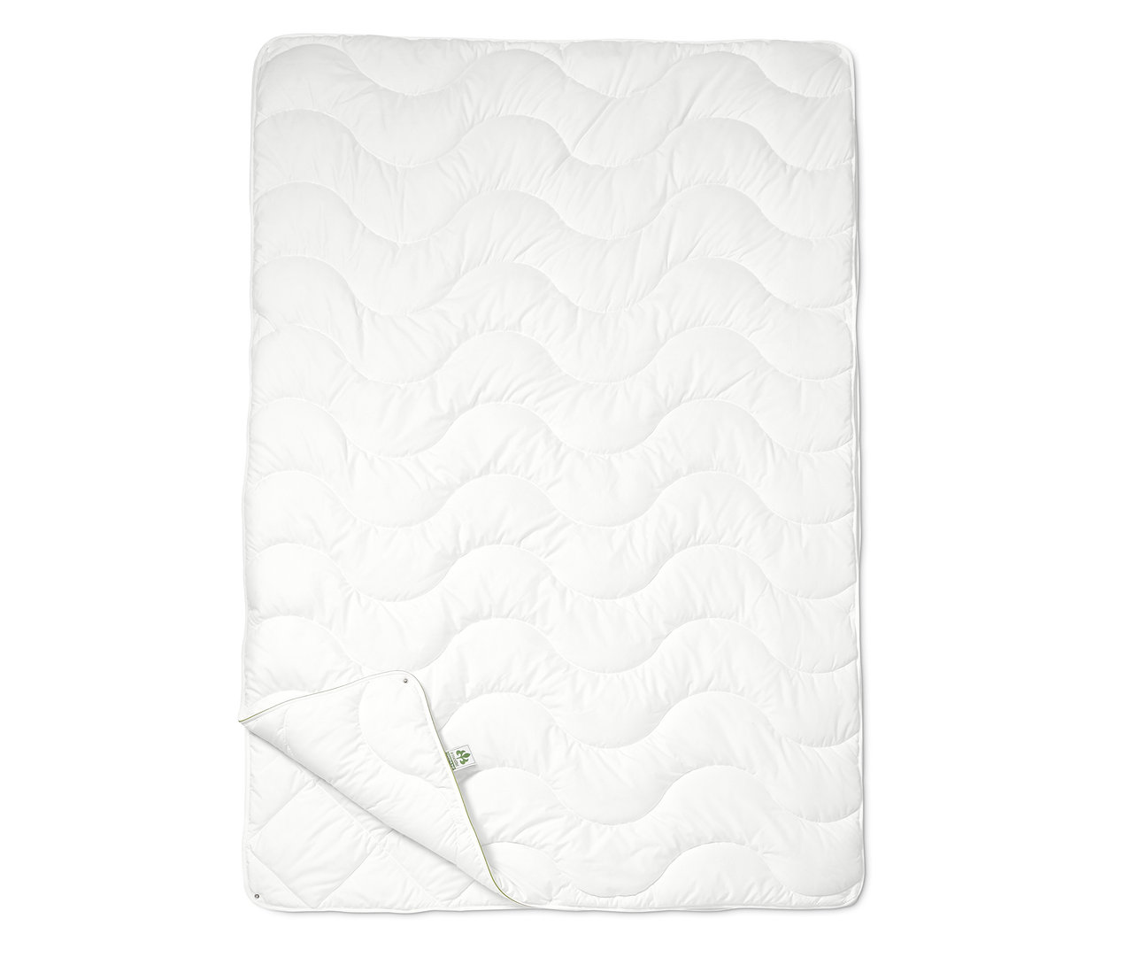 Bílá celoroční prošívaná přikrývka irisette® greenline se zvlněným prošíváním.