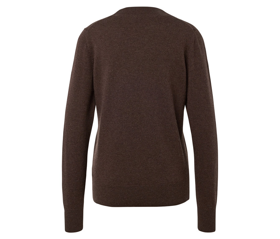 Zadní pohled na hnědý svetr.