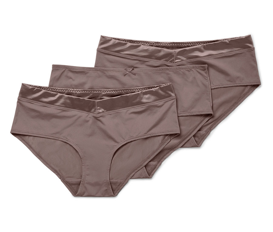 Troje kalhotek v odstupňovaném uspořádání.