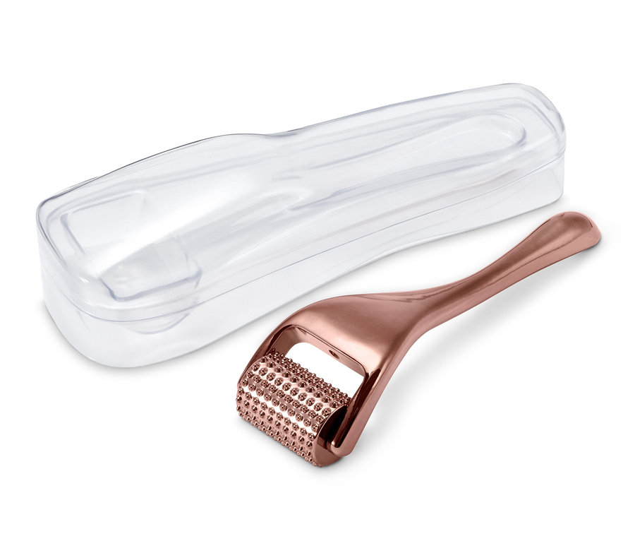 Kosmetický váleček na obličej a jeho průhledné pouzdro leží na bílém pozadí.