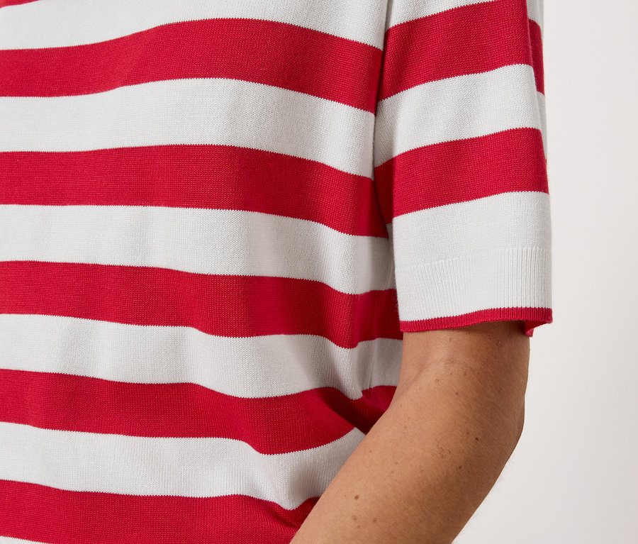 Červeno-bílý pruhovaný top na postavě.