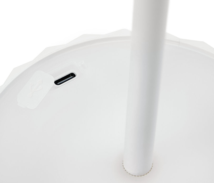 Bílá základna lampy s nabíjecím portem USB-C a bílou tyčí.