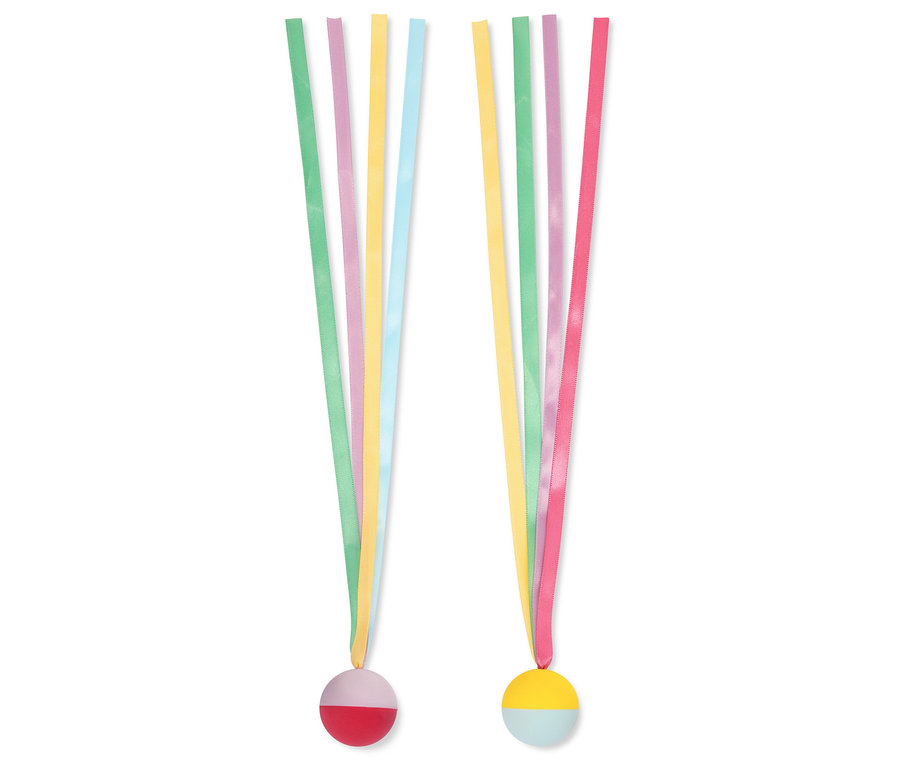 Dvě dekorace s barevnými stuhami a polokulovými přívěsky leží na bílém pozadí.