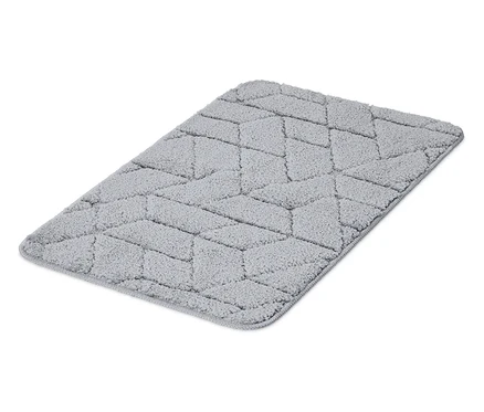 Šedý koberec s geometrickým vzorem leží na bílém pozadí.