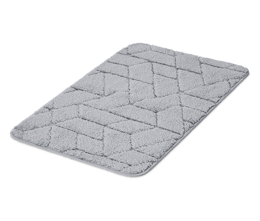 Šedý koberec s geometrickým vzorem leží na bílém pozadí.