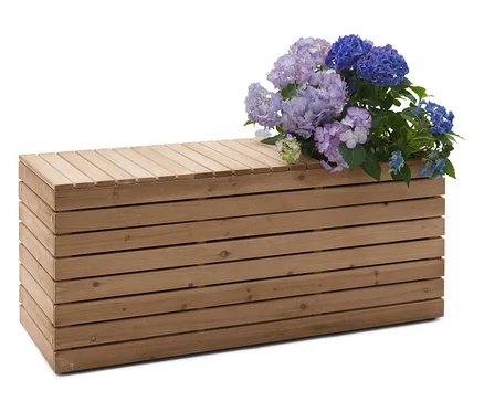 Dřevěná lavice s modrými a fialovými hortenziemi.