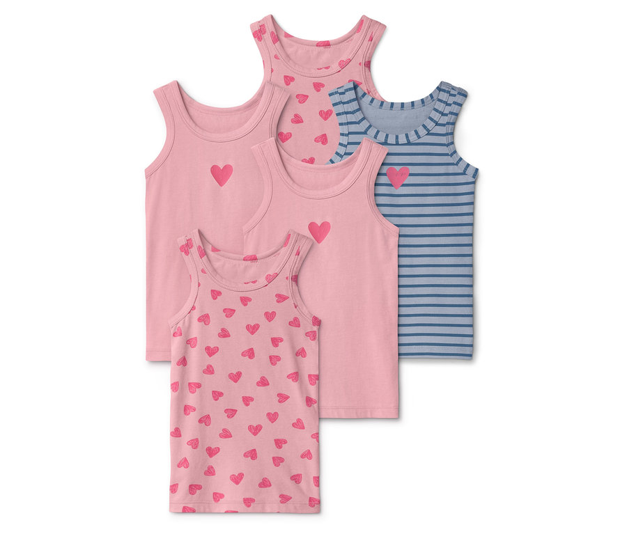 Čtyři tílka leží na sobě, tři z nich jsou růžové s jedním nebo mnoha růžovými srdíčky a jedno je modré s proužky a jedním růžovým srdíčkem.