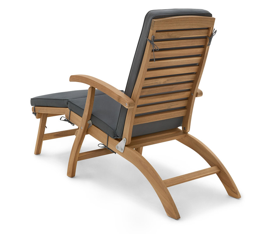 Pohled zezadu na lehátko s výsuvnou podnožkou.