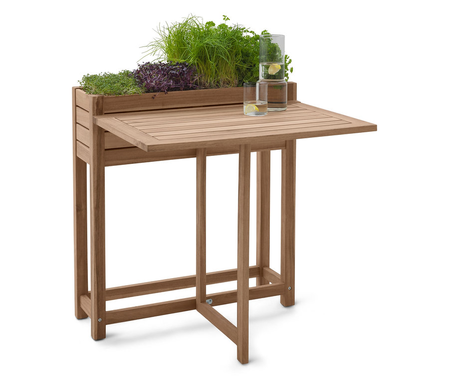 Dřevěný stůl na sázení s bylinkami a dvěma sklenicemi vody.
