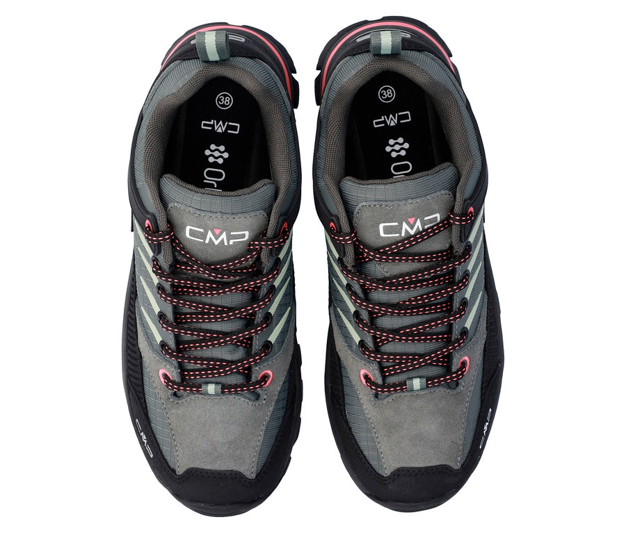 Pohled shora na pár šedých trekových bot CMP s černo-červenými tkaničkami.