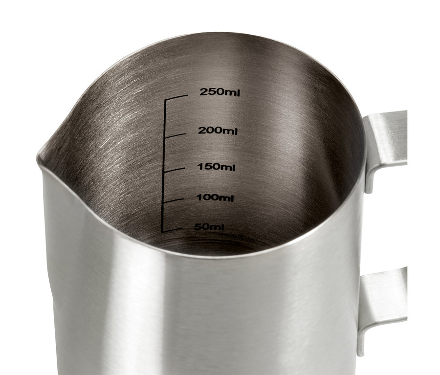 Detail nerezové konvičky na mléko o objemu 300 ml s měřicí stupnicí.