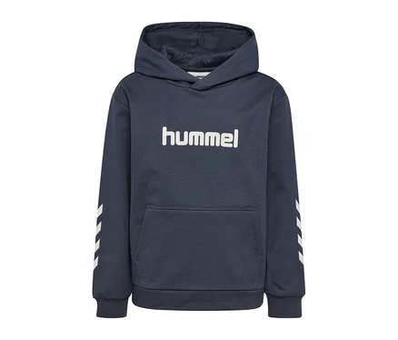 Tmavě modrá mikina s kapucí hummel® HMLJR Logo Hoodie s bílým logem hummel na hrudi, klokaní kapsou a bílými pruhy na obou rukávech.