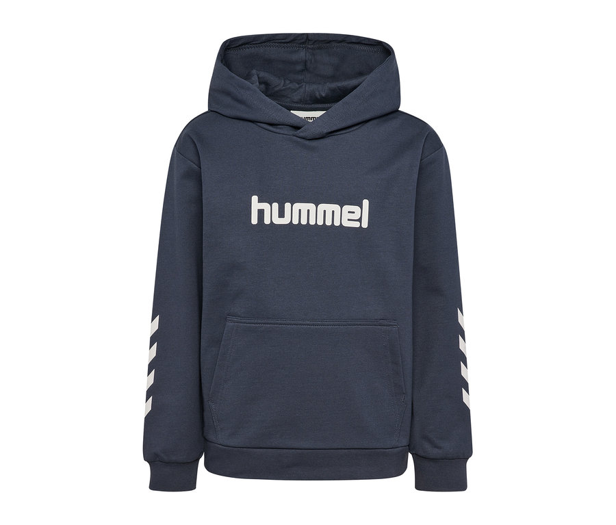 Tmavě modrá mikina s kapucí hummel® HMLJR Logo Hoodie s bílým logem hummel na hrudi, klokaní kapsou a bílými pruhy na obou rukávech.