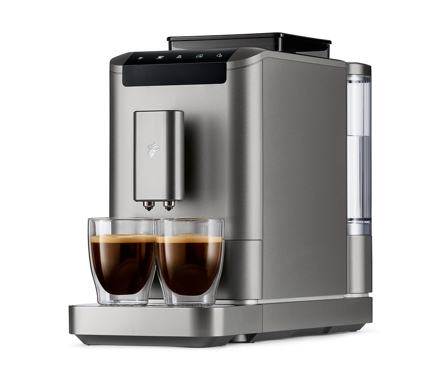 Titanově stříbrný plnoautomatický kávovar »Esperto2 Caffè« s dvěma sklenicemi naplněnými kávou.