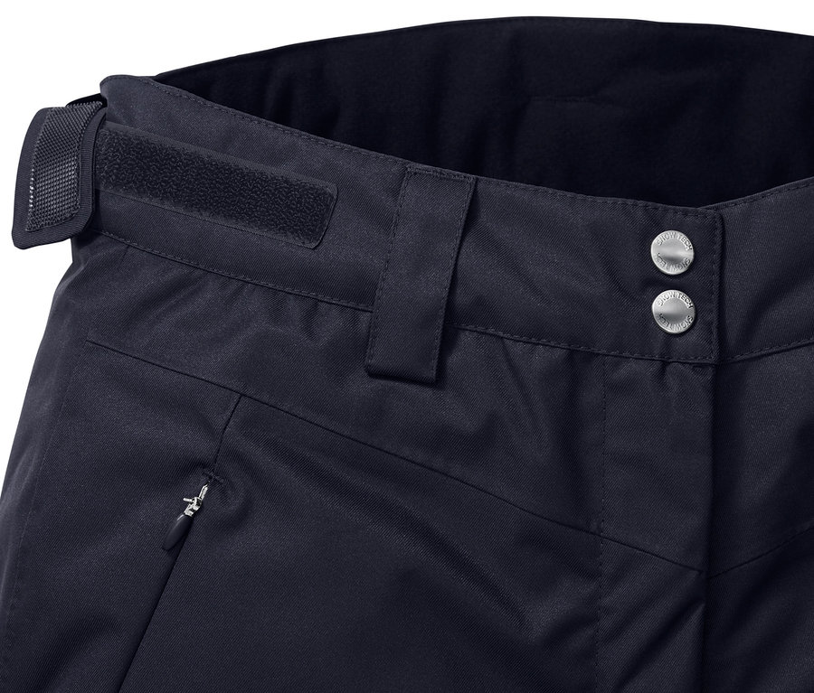 Detailní záběr na lyžařské kalhoty.