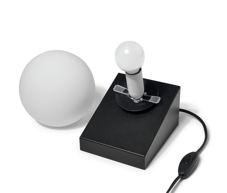 Stolní lampa Skleněná koule na černém podstavci.