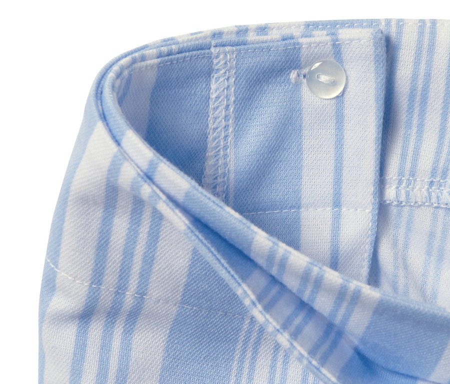 Detail proužkované zavinovací sukně s knoflíkem.