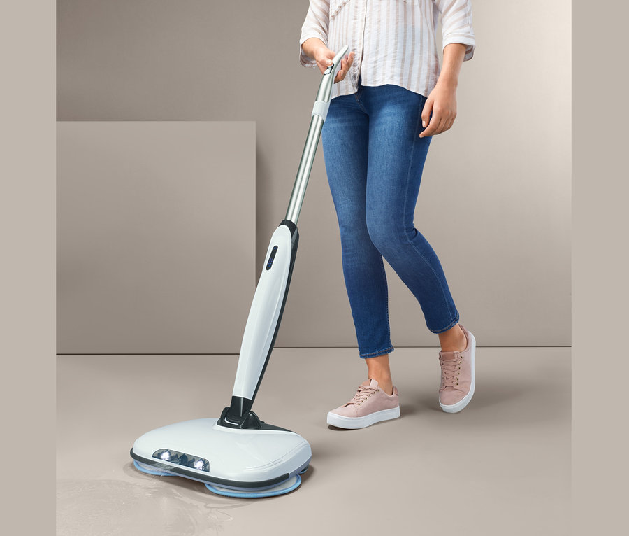 Žena používá elektrický mop na podlahu.