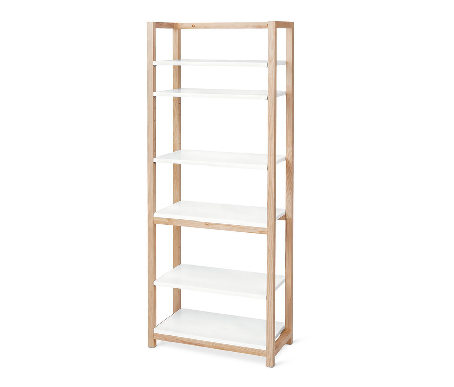 Bílý regál s pěti policemi a rámem z jasanového dřeva.