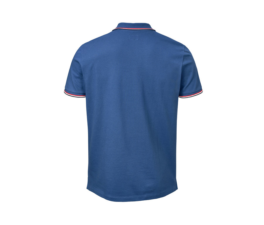 Detail zadní strany královsky modré polokošile piké s krátkými rukávy.