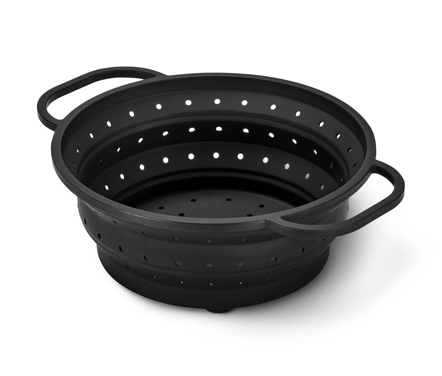 Černé prostorově úsporný cedník s madly na bílém pozadí.