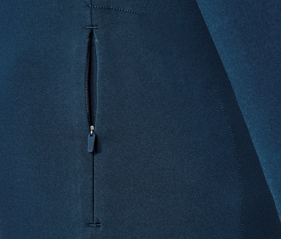 Detail tmavě modrého funkčního termotrika s kapsou na zip.