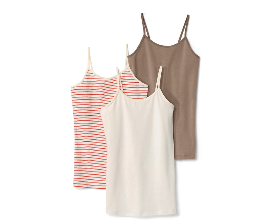 Tři dětské košilky: červeno-bílý proužek, bílá a hnědá.