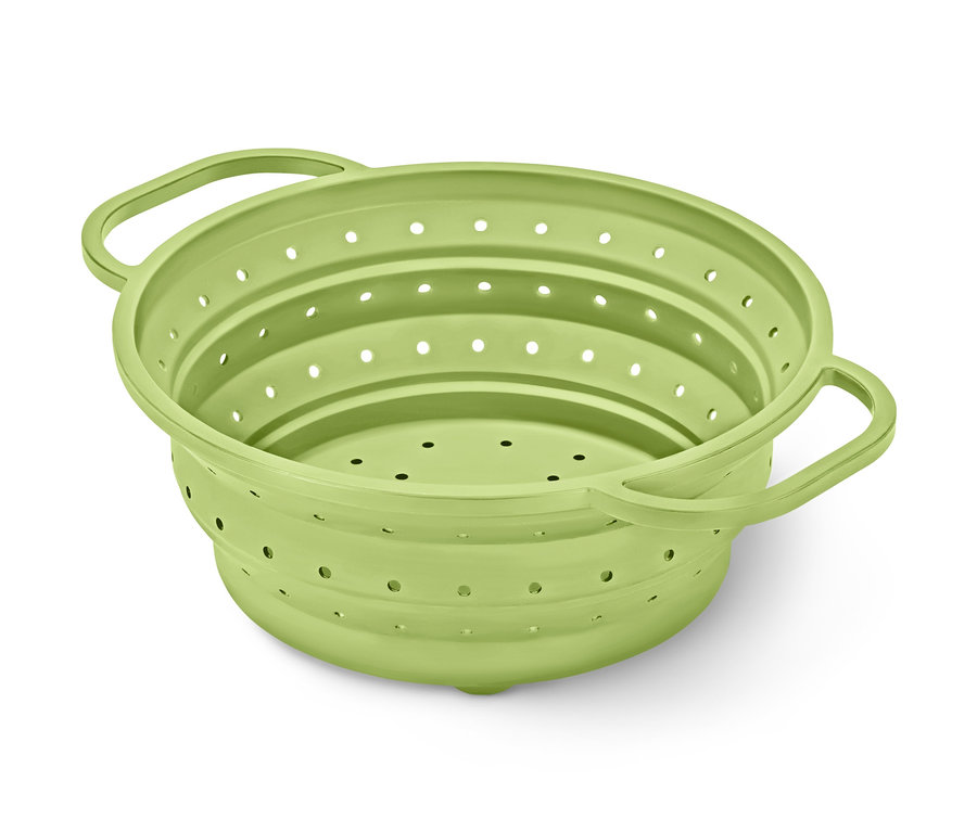 Zelený skládací cedník s otvory a dvěma držadly.