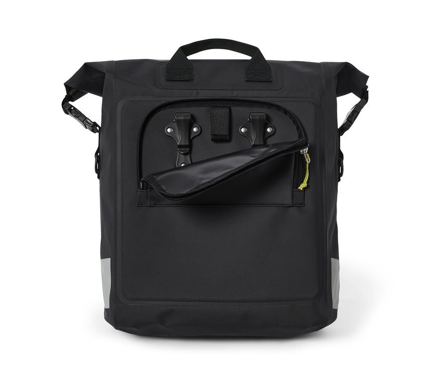 Černá nepromokavá taška na kolo a přes rameno s otevřenou přední kapsou.