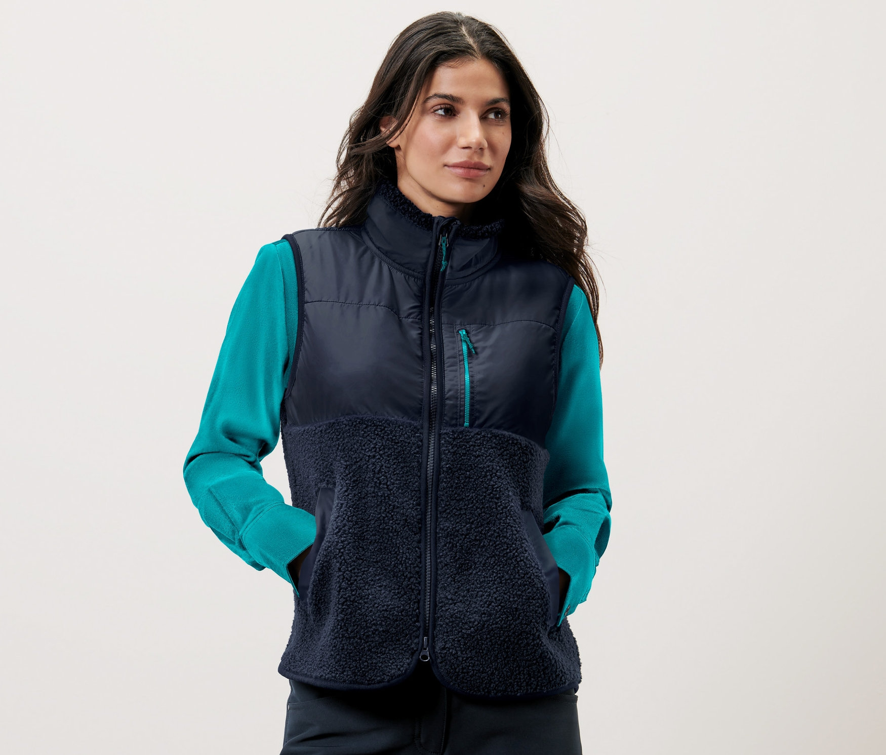 Žena má na sobě plyšovou vestu.