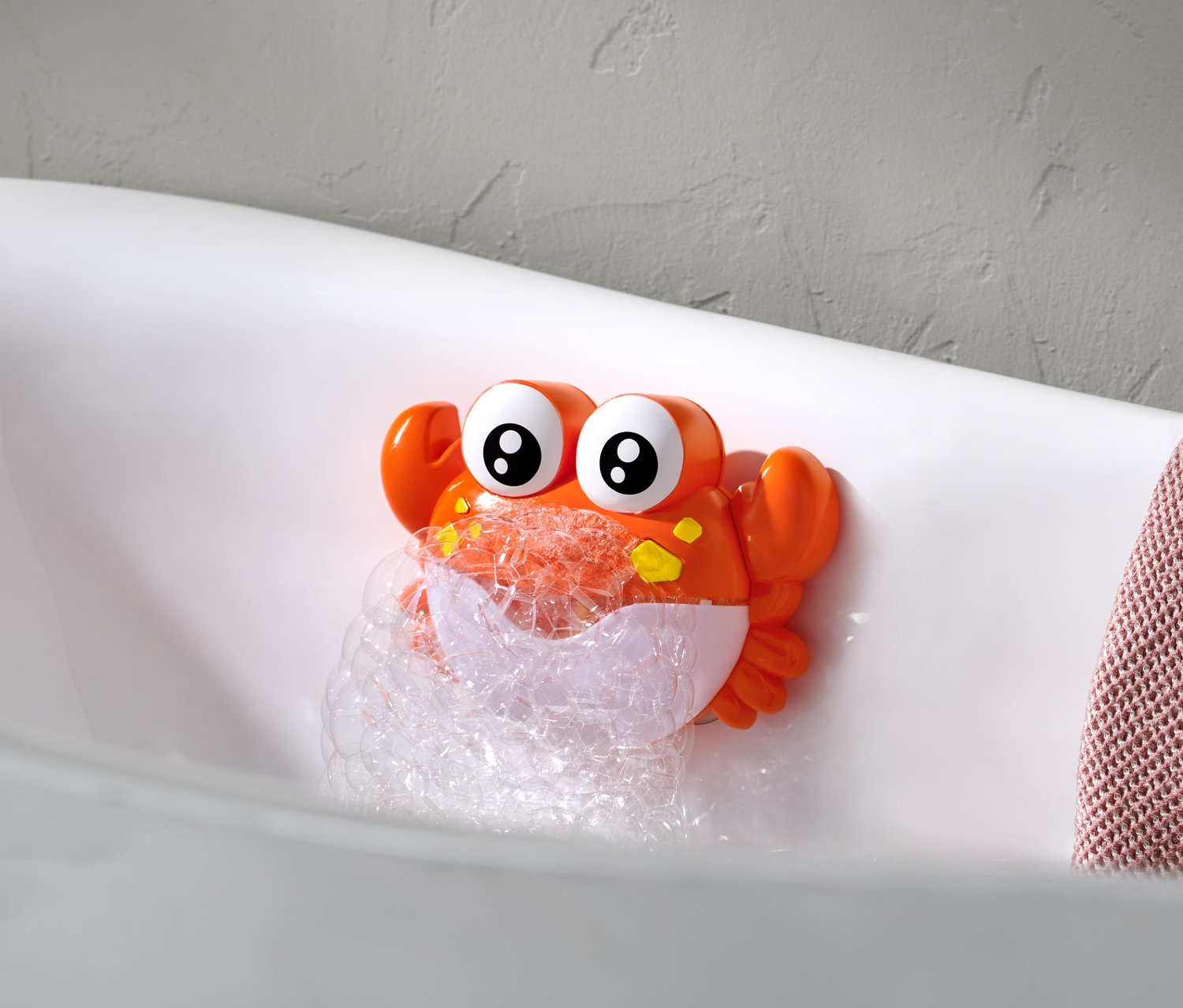 Hračka do vany – bublinkový krab chrlí bubliny ve vaně.