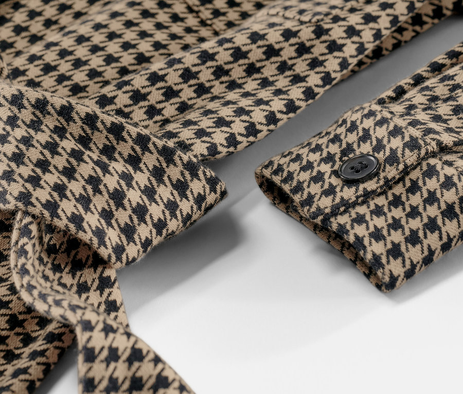 Detail teplákových šatů se žakárovým vzorem.