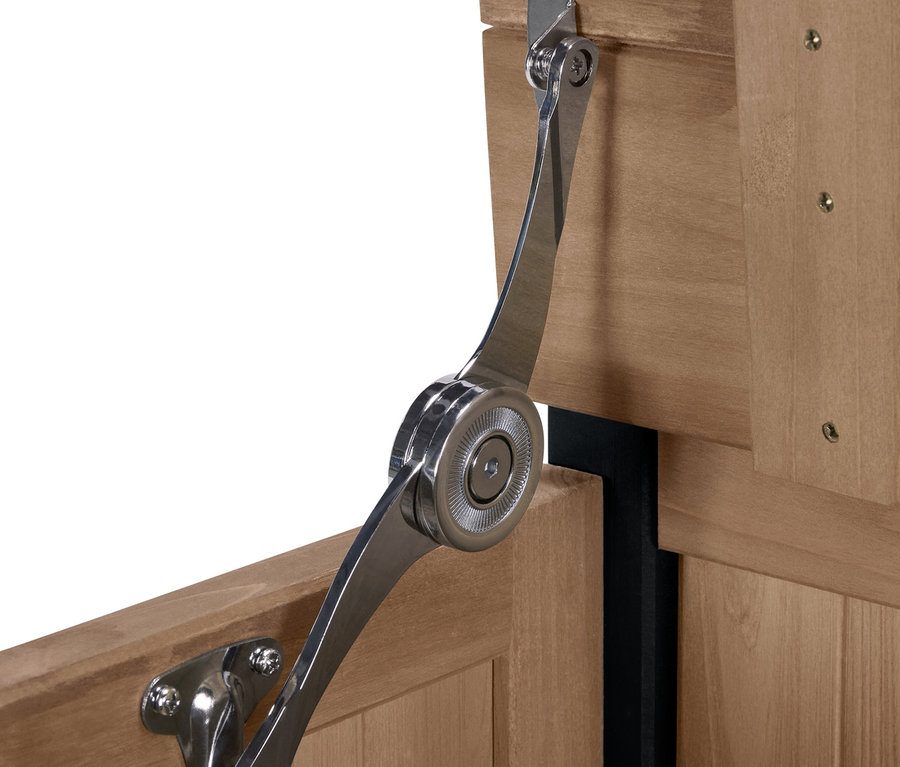 Detail modulu zástěny s úložnou lavicí »Elin« s otevřeným víkem.