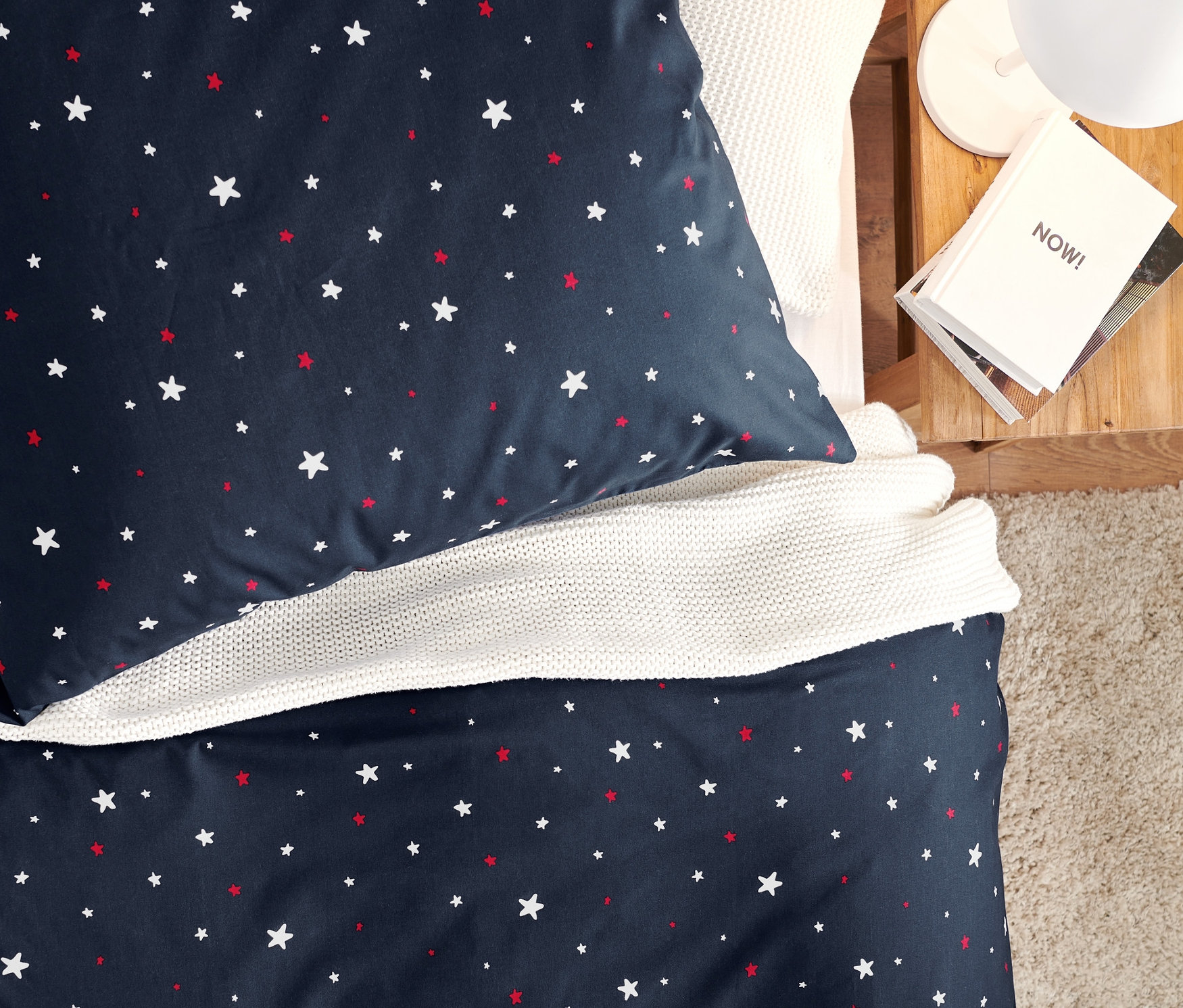 Pohled shora na prémiové bavlněné povlečení s hvězdami, standardní, na dvoulůžko a nadměrné velikosti.