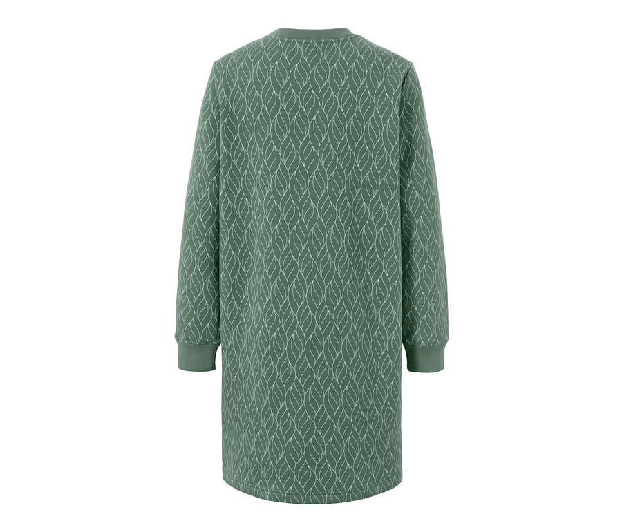 Zadní pohled na pohodlné šaty s dlouhým rukávem a celoplošným vzorem listů.