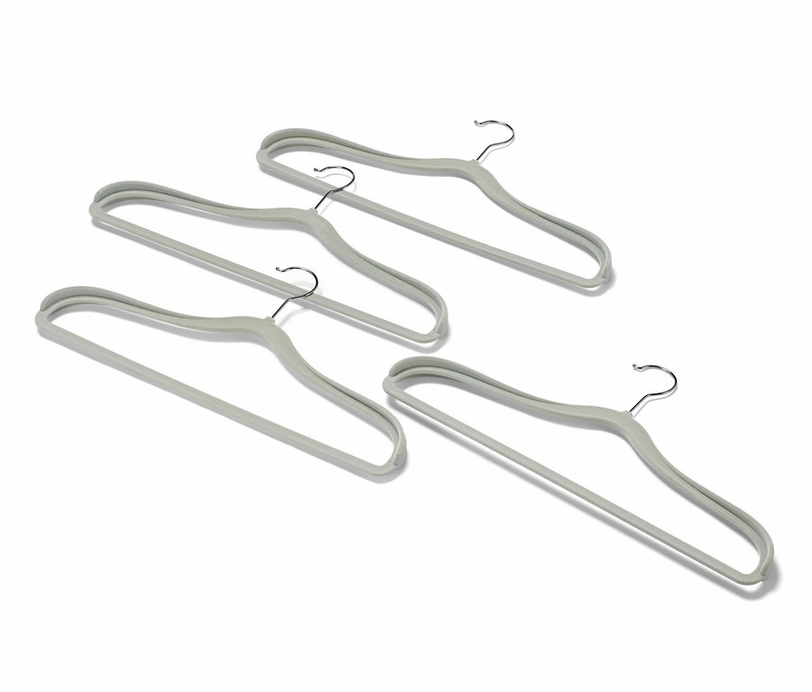 Čtyři ramínka na šaty s výztuží v oblasti ramen.