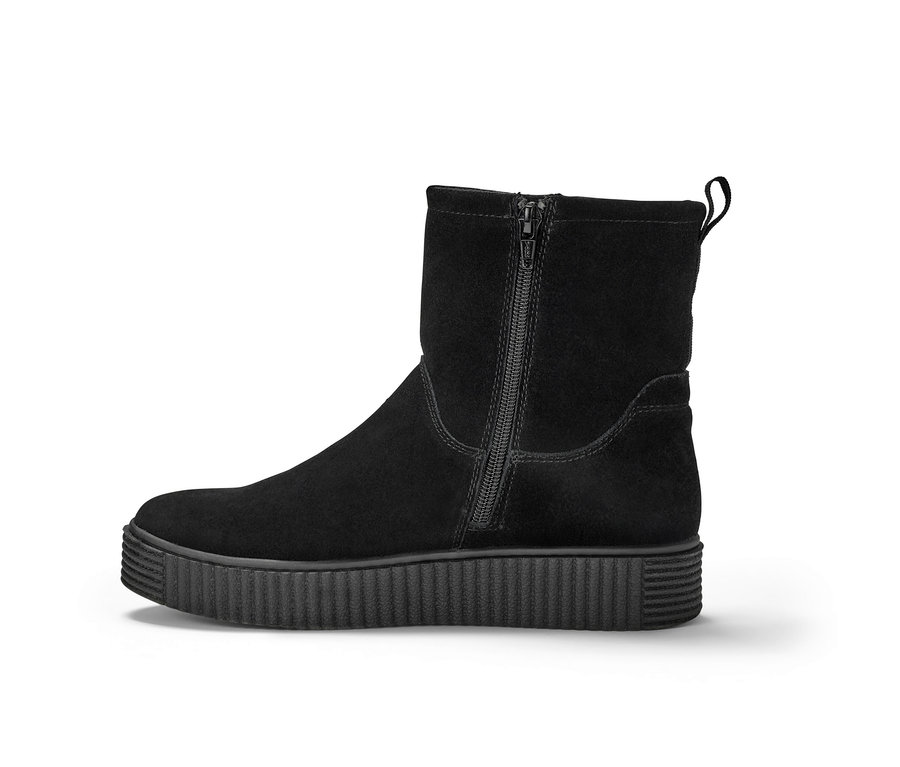 Černá kotníková bota ze semišové kůže se zipem na boku.