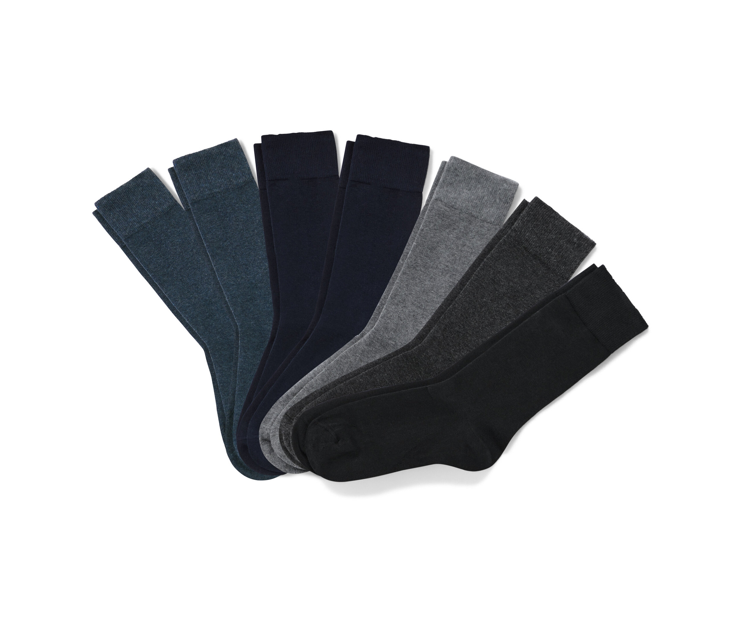 Sedm párů ponožek různých barev.