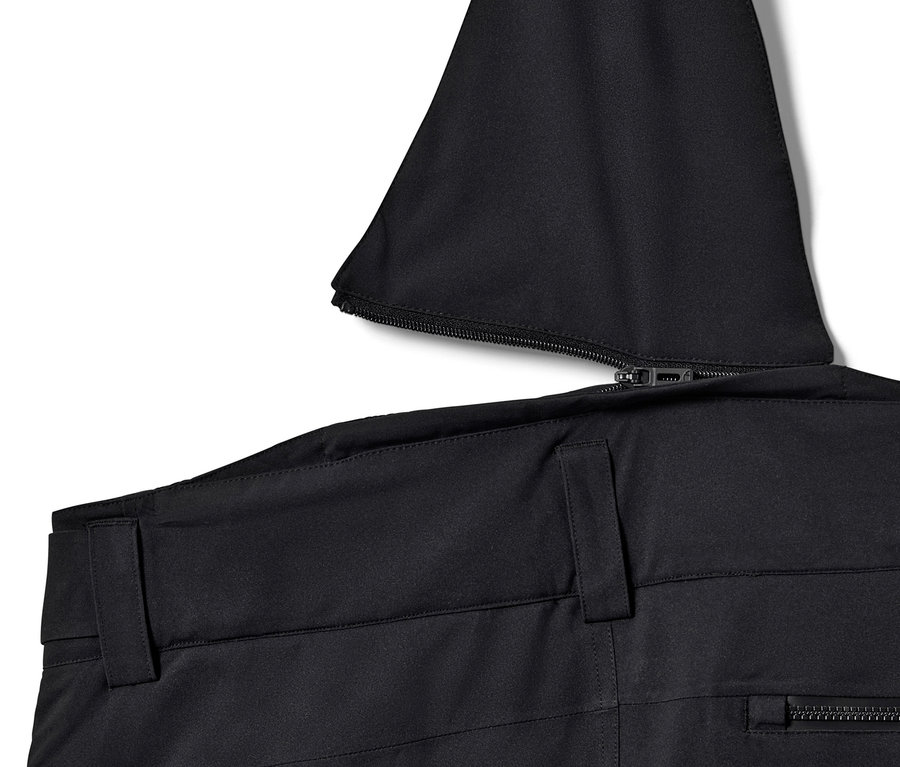 Detail černé lyžařské kalhoty High Tech se zipem a poutky na opasek.