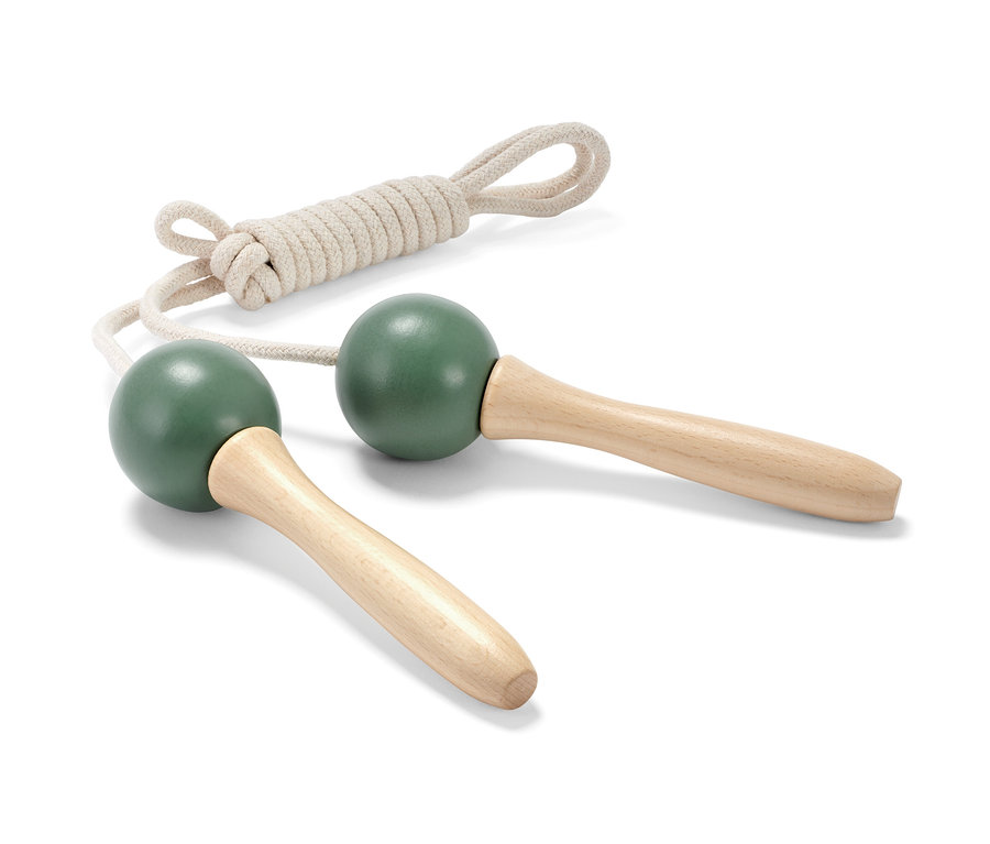 Zelené švihadlo s dřevěnými rukojeťmi a stočeným lanem.