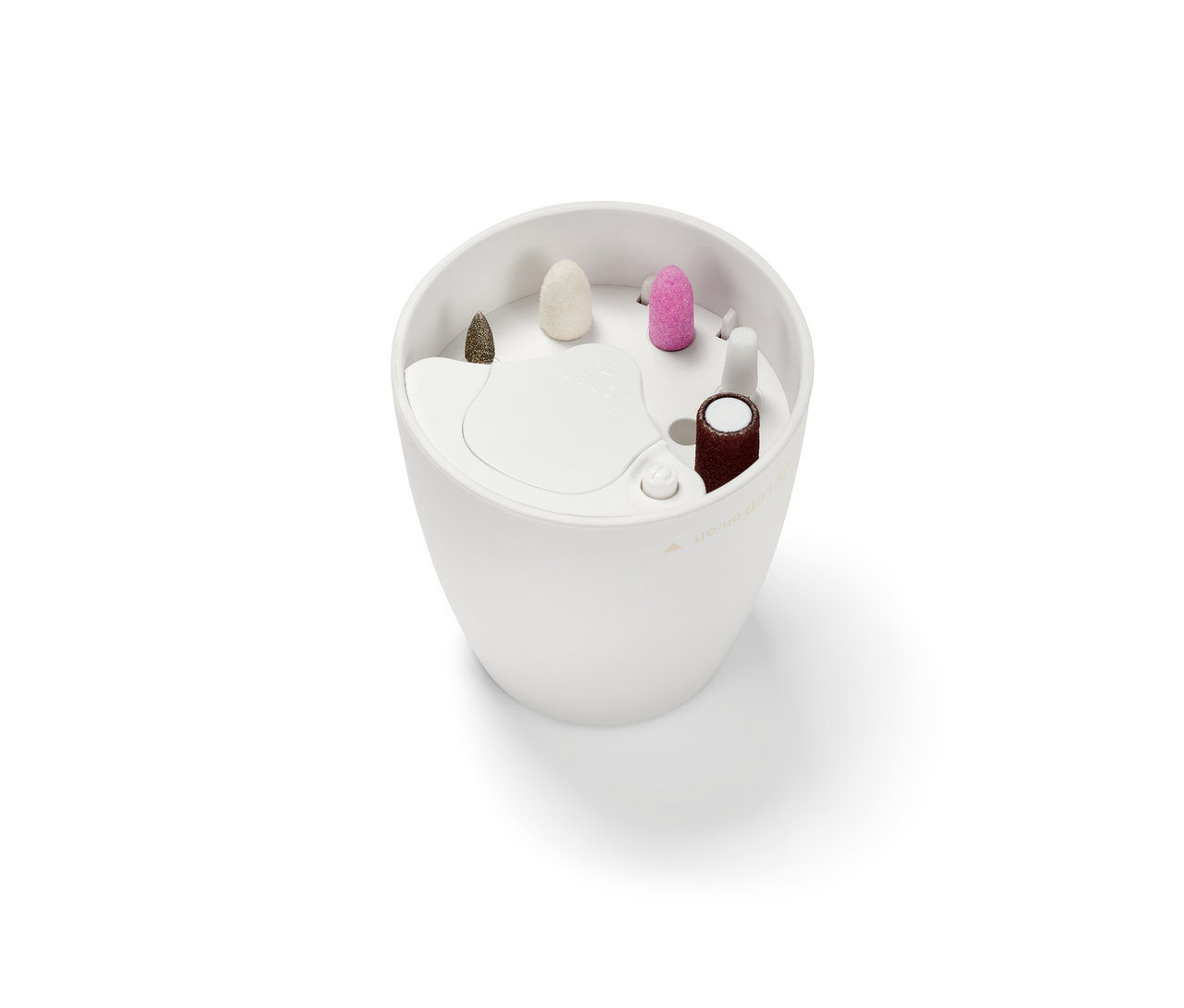 Pohled shora na bílou sadu na manikúru a pedikúru 5 v 1 s různými nástavci.