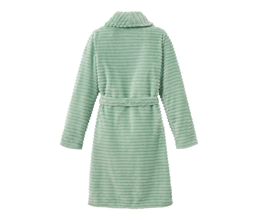 Pohled zezadu na světle zelený měkoučký župan s páskem.