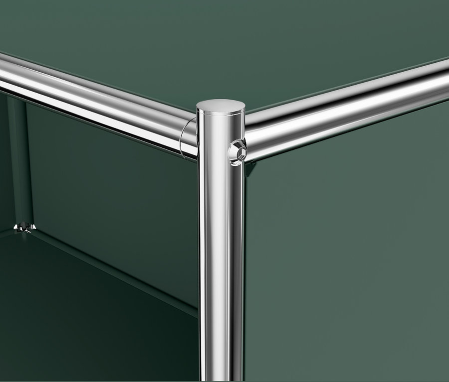 Detail rohu kovové komody »CN3« s chromovanou trubkovou konstrukcí a olivově zelenými výklopnými dvířky.