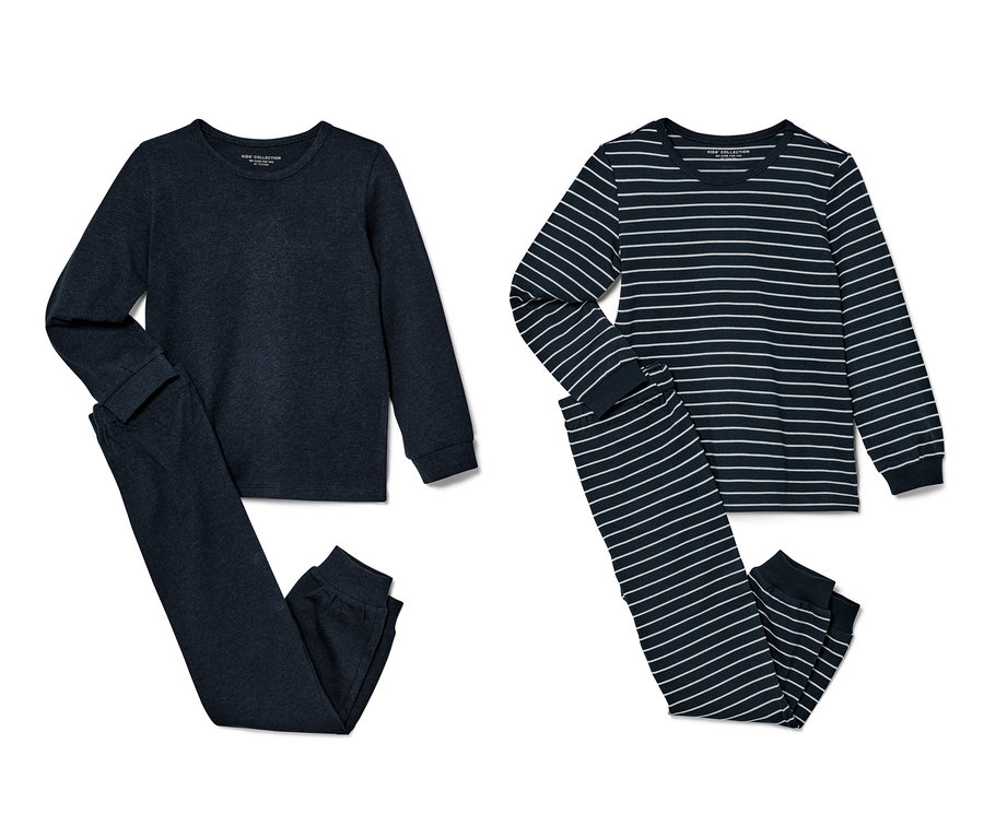 Dvoje dětská pyžama, jedny modré a jedny modré s bílými pruhy.