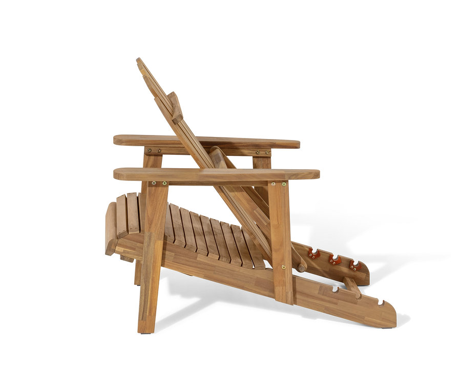 Detailní boční pohled na jednomístné relaxační křeslo Adirondack s výsuvnou podnožkou. Křeslo je vyrobeno ze dřeva.