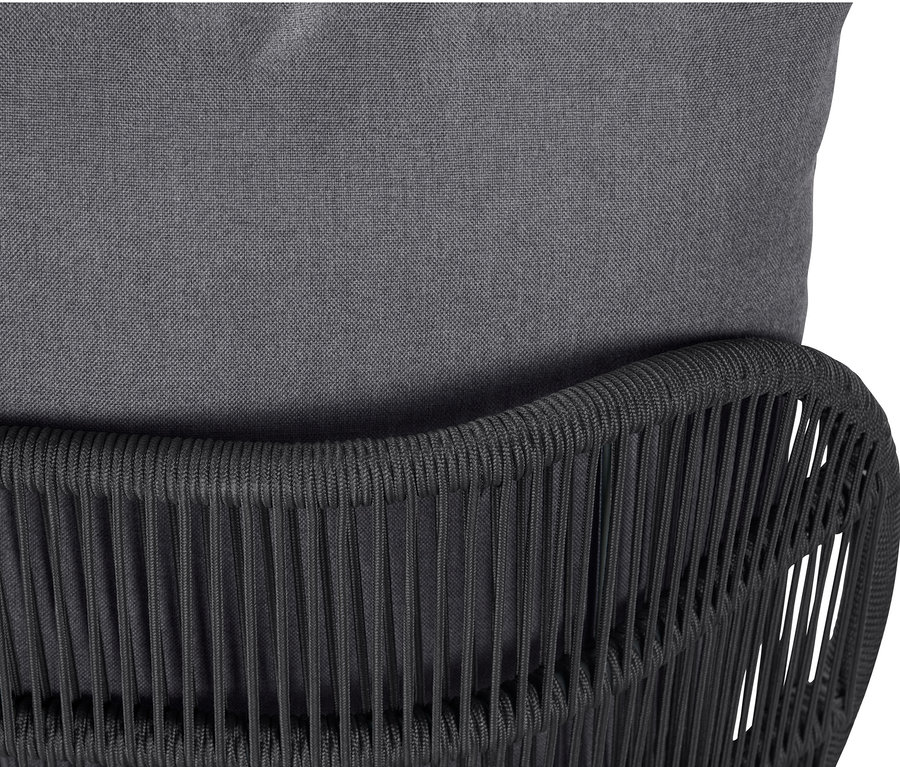 Detail šedé pohovky na denní spaní s textilním výpletem.