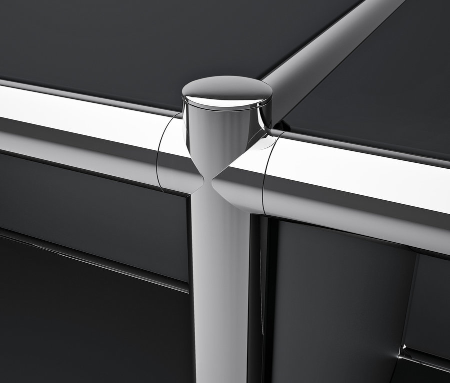 Detail černého kovového nábytku CN3 s chromovanými trubkami.